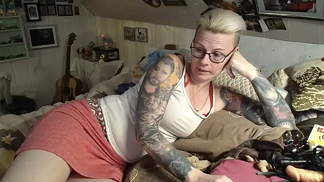 Snapshot of MaryG chatting on 02/20/25, 04:25 MaryG online show from 02/20/25, 04:25