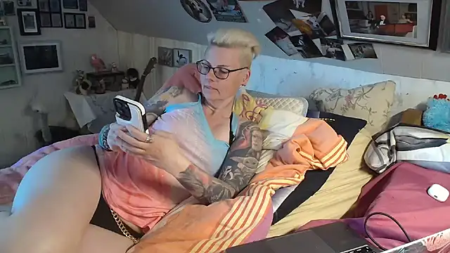 Snapshot of MaryG chatting on 03/16/25, 04:56 MaryG online show from 03/16/25, 04:56