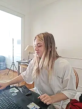 Snapshot of Elnonoykeila77 chatting on 02/08/26, 01:42 Elnonoykeila77 online show from 02/08/26, 01:42