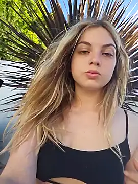 Snapshot of Elnonoykeila77 chatting on 01/18/26, 09:18 Elnonoykeila77 online show from 01/18/26, 09:18