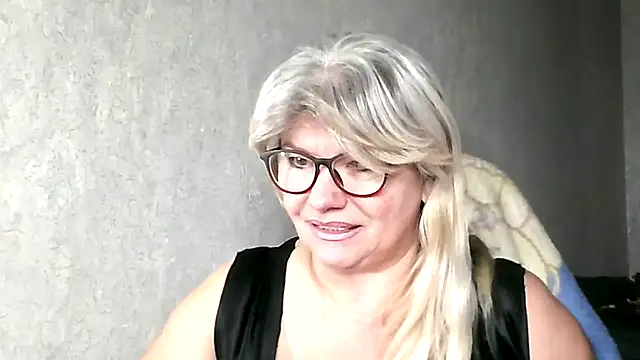 Snapshot of Diana_49 chatting on 12/03/25, 10:53 Diana 49 online show from 12/03/25, 10:53