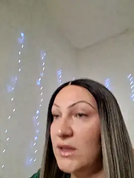 Snapshot of KVerunce chatting on 12/17/24, 10:11 KVerunce online show from 12/17/24, 10:11