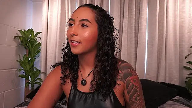 Snapshot of agatha_collins_ chatting on 11/21/25, 07:24 agatha collins online show from 11/21/25, 07:24