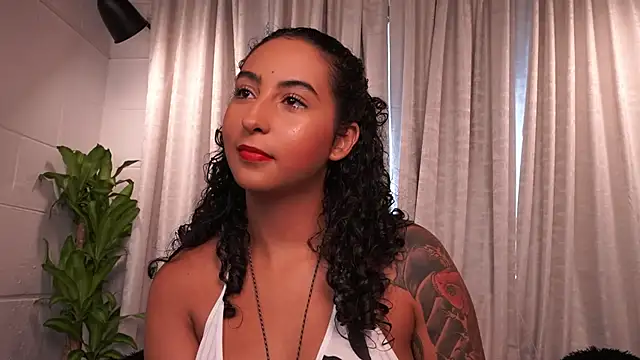 Snapshot of agatha_collins_ chatting on 11/27/25, 07:36 agatha collins online show from 11/27/25, 07:36