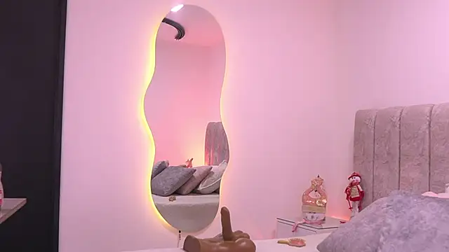 Snapshot of violeta_aroca chatting on 12/22/25, 03:06 violeta aroca online show from 12/22/25, 03:06