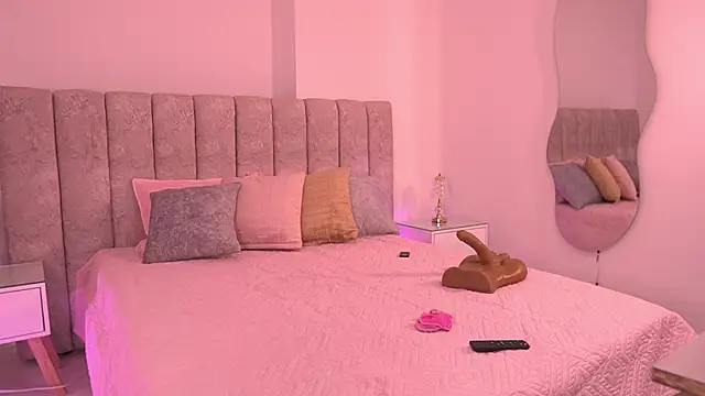 Snapshot of violeta_aroca chatting on 11/22/25, 03:05 violeta aroca online show from 11/22/25, 03:05