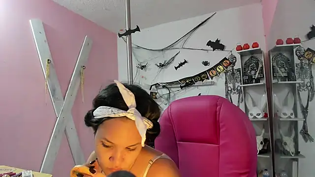 Snapshot of CAMILA--REY chatting on 10/27/25, 09:49 CAMILA--REY online show from 10/27/25, 09:49