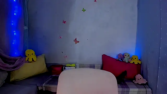 Snapshot of LickLizzy chatting on 09/18/25, 12:02 LickLizzy online show from 09/18/25, 12:02