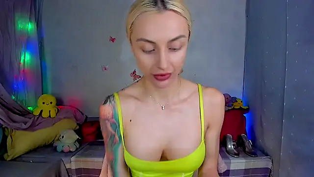 Snapshot of LickLizzy chatting on 11/02/25, 04:50 LickLizzy online show from 11/02/25, 04:50