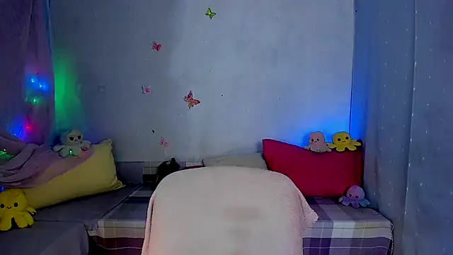 Snapshot of LickLizzy chatting on 10/29/25, 02:43 LickLizzy online show from 10/29/25, 02:43