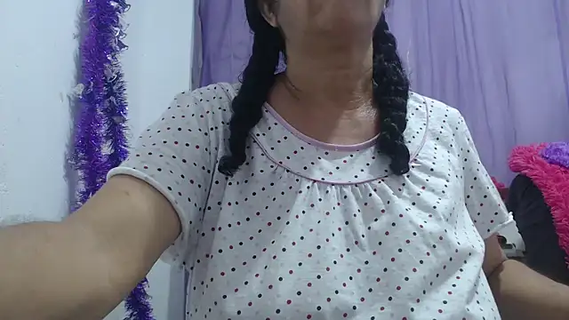 Snapshot of heyline_milf chatting on 10/17/25, 11:28 heyline milf online show from 10/17/25, 11:28