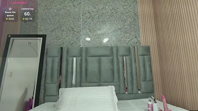 veronicaroose  online show from 03/25/26, 12:48