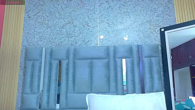 Snapshot of veronicaroose_ chatting on 07/15/26, 01:18 veronicaroose online show from 07/15/26, 01:18