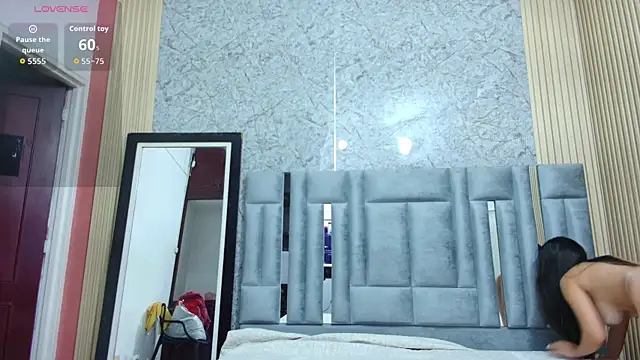 veronicaroose  online show from 12/18/25, 12:42