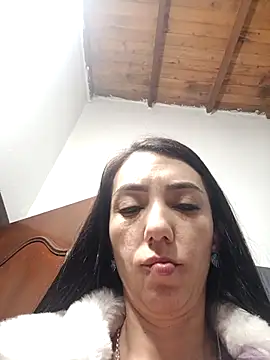 LunaZambrano online show from 05/06/26, 03:32