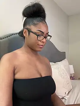 Snapshot of CandyLuxxxx chatting on 03/06/25, 10:36 CandyLuxxxx online show from 03/06/25, 10:36
