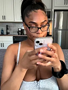 Snapshot of CandyLuxxxx chatting on 09/16/25, 07:37 CandyLuxxxx online show from 09/16/25, 07:37