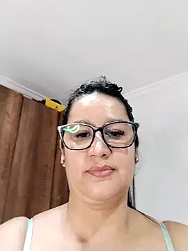 Snapshot of keilymadam chatting on 05/06/26, 04:44 keilymadam online show from 05/06/26, 04:44