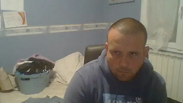 manubm03 online show from 10/14/25, 03:56