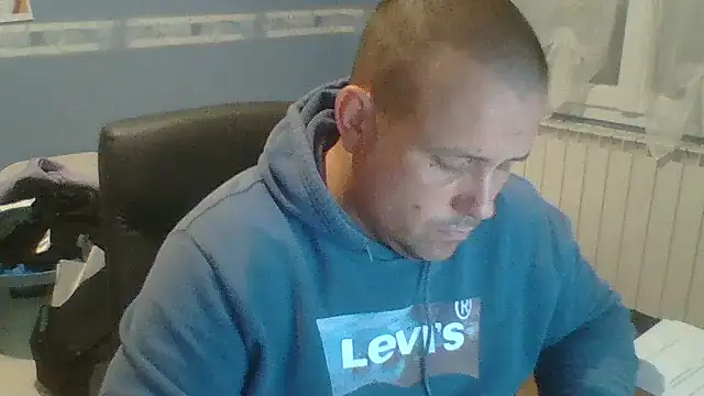 manubm03 online show from 10/13/25, 11:34