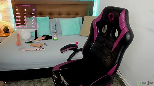 mila katts online show from 11/11/25, 03:45