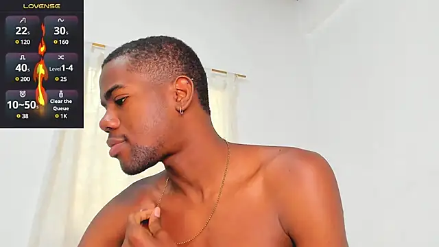 Snapshot of santi_brown chatting on 02/17/25, 09:43 santi brown online show from 02/17/25, 09:43