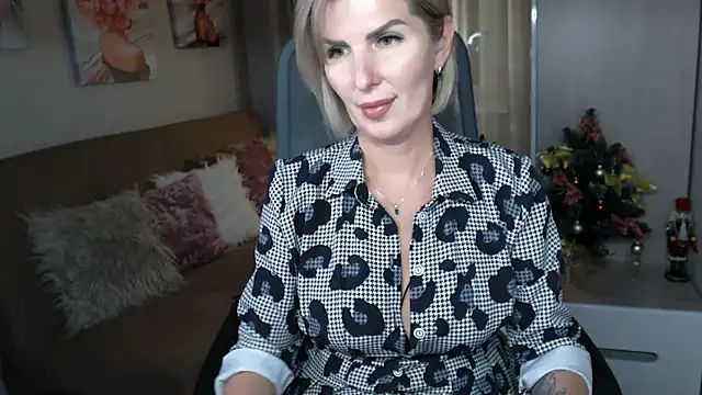 Snapshot of sensualEmilia chatting on 12/17/24, 07:48 sensualEmilia online show from 12/17/24, 07:48