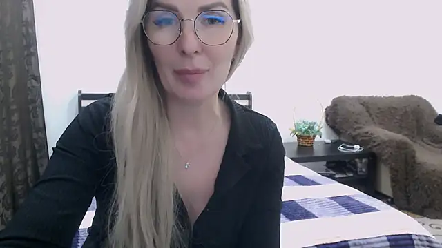 Snapshot of sensualEmilia chatting on 03/22/25, 07:31 sensualEmilia online show from 03/22/25, 07:31