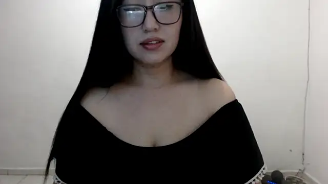 Snapshot of YummymeowW chatting on 01/18/25, 04:59 YummymeowW online show from 01/18/25, 04:59