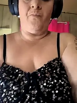 Snapshot of davisdesires@xh chatting on 10/10/25, 02:18 davisdesiresxh online show from 10/10/25, 02:18