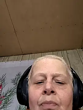 Snapshot of davisdesires@xh chatting on 12/01/25, 03:13 davisdesiresxh online show from 12/01/25, 03:13