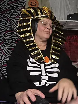 Snapshot of davisdesires@xh chatting on 10/29/25, 02:16 davisdesiresxh online show from 10/29/25, 02:16