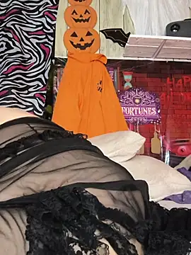 Snapshot of davisdesires@xh chatting on 10/31/25, 12:46 davisdesiresxh online show from 10/31/25, 12:46