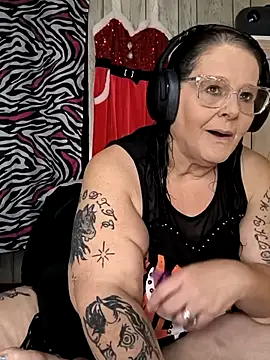 Snapshot of davisdesires@xh chatting on 11/04/25, 02:21 davisdesiresxh online show from 11/04/25, 02:21