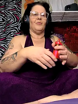 Snapshot of davisdesires@xh chatting on 10/22/25, 02:16 davisdesiresxh online show from 10/22/25, 02:16