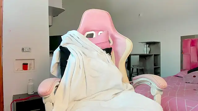 the queen aleja online show from 12/20/25, 03:48