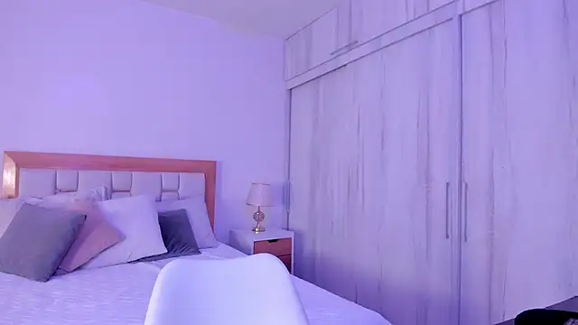 mia hank online show from 10/10/25, 11:44