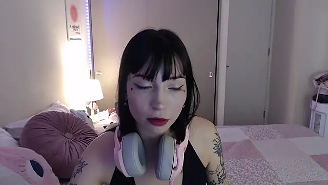 Snapshot of latinpetit chatting on 03/15/25, 01:52 latinpetit online show from 03/15/25, 01:52