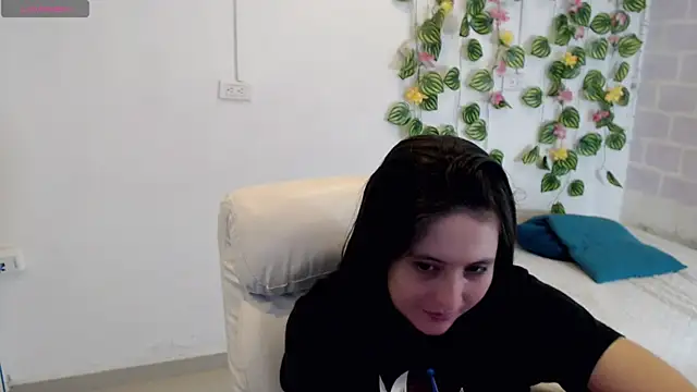 Snapshot of tania_sweet__ chatting on 12/17/25, 04:12 tania sweet online show from 12/17/25, 04:12