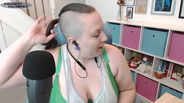 Snapshot of fishnethousepet chatting on 03/19/26, 08:09 fishnethousepet online show from 03/19/26, 08:09