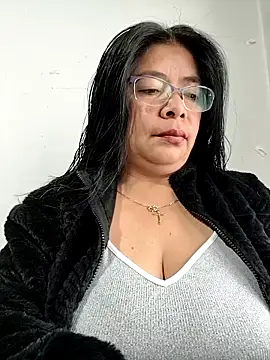 Snapshot of __valentina18 chatting on 12/22/25, 01:22 valentina18 online show from 12/22/25, 01:22