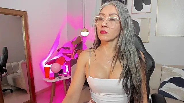  Nicoletteshea  online show from 03/31/26, 09:39