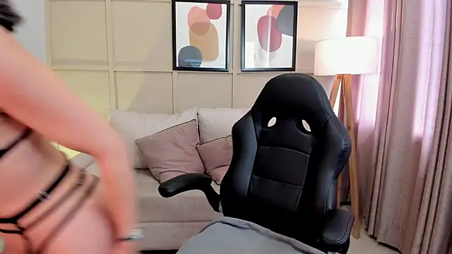  Nicoletteshea  online show from 11/10/25, 04:23