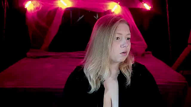 Snapshot of Tinker_Belll chatting on 11/13/25, 02:43 Tinker Belll online show from 11/13/25, 02:43