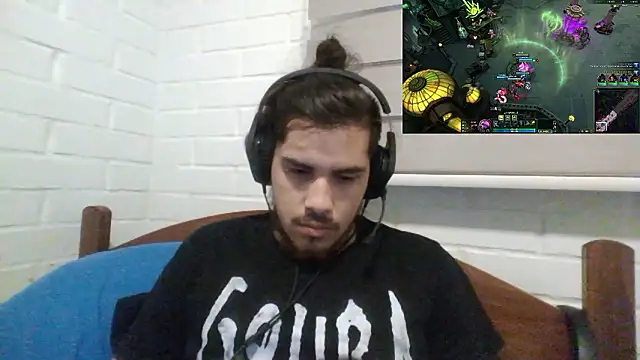 Snapshot of hung_weeb chatting on 12/02/24, 12:04 hung weeb online show from 12/02/24, 12:04