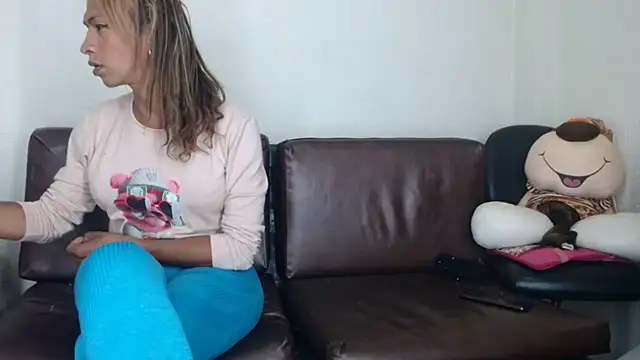 Snapshot of Courtney_Valeria chatting on 10/11/25, 06:42 Courtney Valeria online show from 10/11/25, 06:42