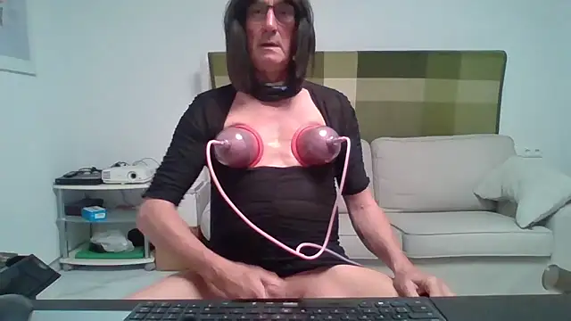 Snapshot of TranseCarmen chatting on 04/29/26, 06:28 TranseCarmen online show from 04/29/26, 06:28