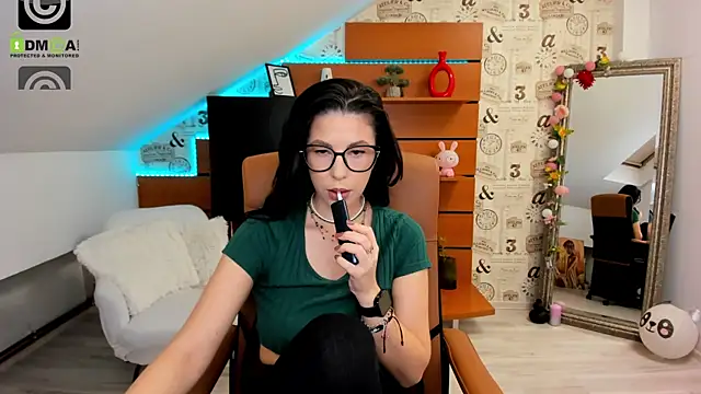 EmillyTaylor online show from 11/06/25, 05:00