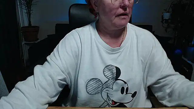 Snapshot of JoannaAndNeighbour chatting on 10/18/25, 10:17 JoannaAndNeighbour online show from 10/18/25, 10:17