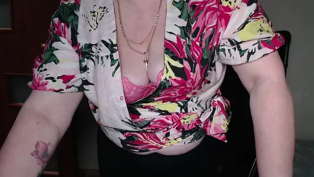 Snapshot of JoannaAndNeighbour chatting on 03/20/25, 05:58 JoannaAndNeighbour online show from 03/20/25, 05:58